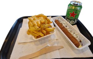 Obligatorischer Besuch in der örtlichen Frituur: Frikandel Speciaal met Fritjes en Joppiesaus