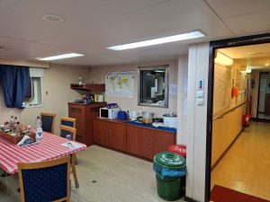 Wesentlich lustiger, als die Offiziersmesse, in der sich alle anschweigen.