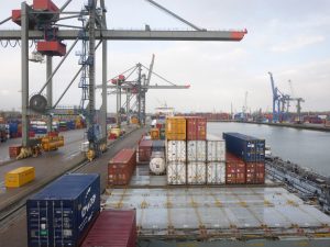 Erster Stop in Rotterdam zum Tanken. Hat etliche Stunden gedauert.