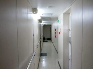 Alles blitzsauber hier und Schuhe gehören vor die Kabinentür. Wie früher im Osten.