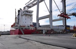 Der einzige Hafen, in dem man zu Fuß aus dem Hafen laufen konnte. Man beachte auch die steile Gangway.