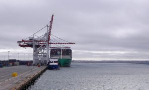 CMA CGM Concorde hinter der MS Elbteam, Schwesterschiff der MS Christina