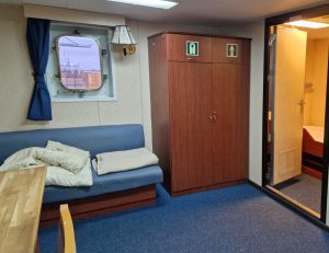 Rechts der Schlafraum